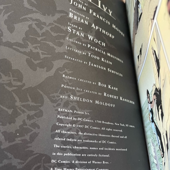 Batman Poison Ivy 1997 MINT Condition Comic Book - Picture 2 of 3